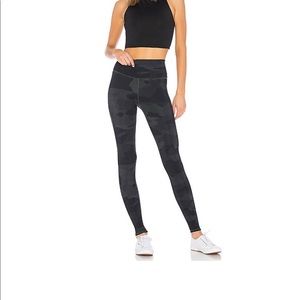 ALO Yoga High-Waist Camo Leggings in Black/Grey